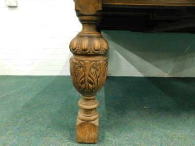 A 19thC Maple & Co oak extending dining table - 2