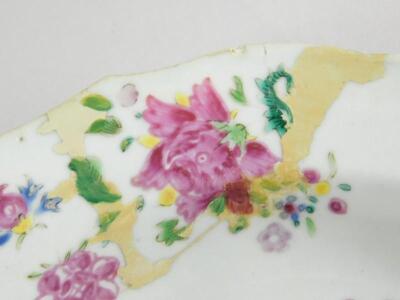 A 19thC Chinese famille rose wavy edge porcelain plate - 2