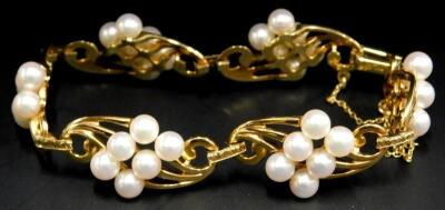 A cultured pearl bracelet