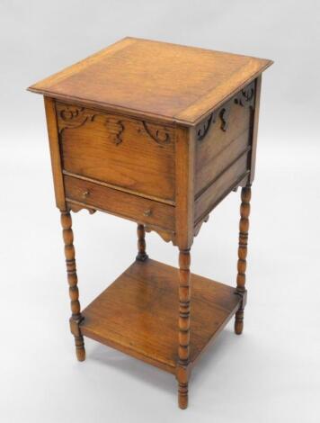 An early 20thC oak work table