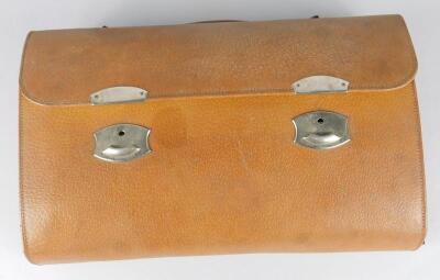 An early 20thC leather gentleman's vanity case - 2