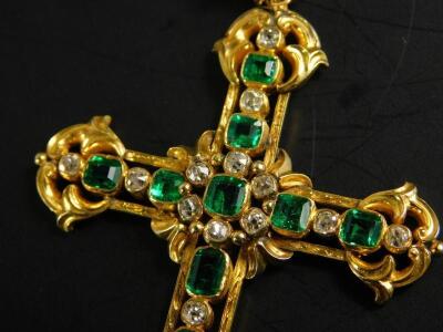An ornate emerald and diamond set crucifix - 3