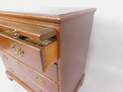 A George III oak bachelor's chest of drawers - 3