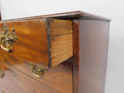 A George II mahogany chest of drawers - 3