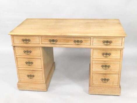 An Edwardian satin walnut kneehole desk