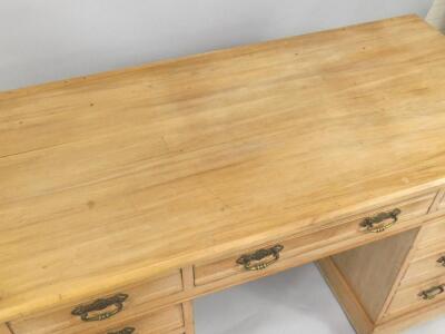 An Edwardian satin walnut kneehole desk - 2