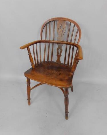 A 19thC oak and elm Windsor chair