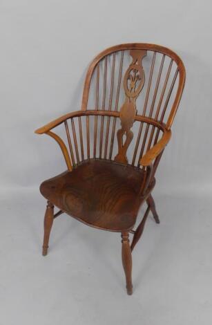 A 19thC oak and elm Windsor chair