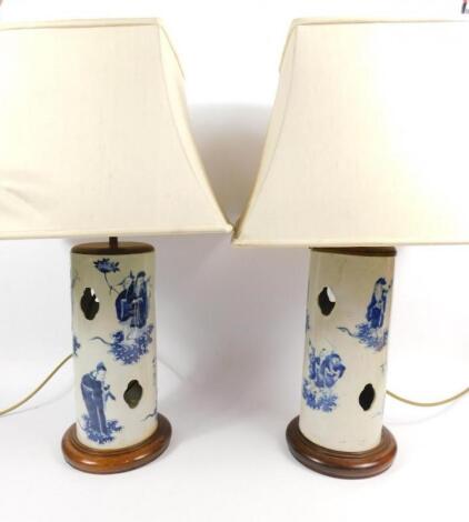 A pair of Chinese blue and white porcelain vases