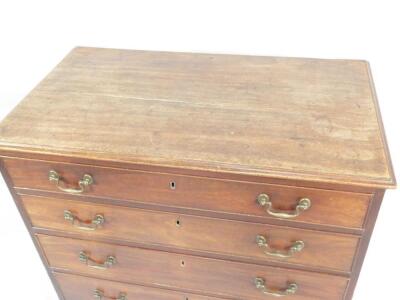 A George III mahogany chest of drawers - 2