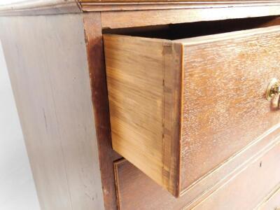 A George III mahogany chest of drawers - 3