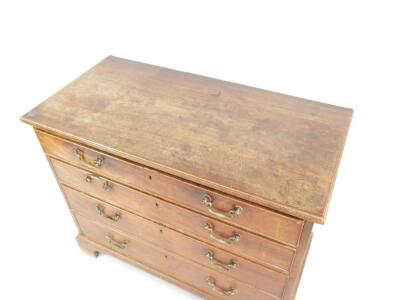 A George III mahogany chest of drawers - 2