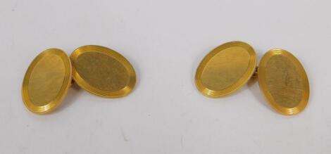 A pair of 18ct gold double oval chain link cuff links