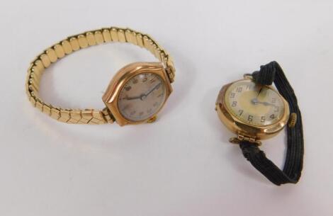 A lady's 9ct gold circular cased wristwatch