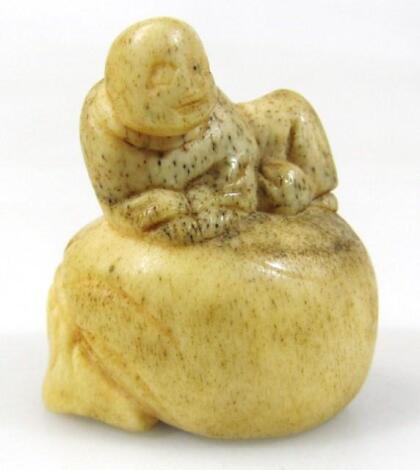 A Japanese carved nut netsuke