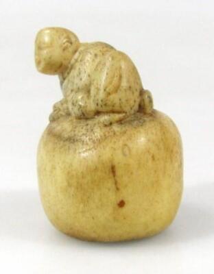 A Japanese carved nut netsuke - 4