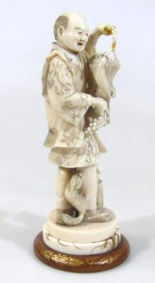 A Japanese Taisho period ivory figure of a gentleman - 2