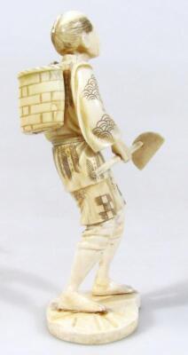 A Japanese Taisho ivory figure of a gentleman - 4