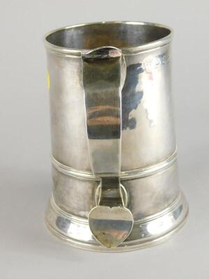 A George III silver tankard by William Grundy - 4