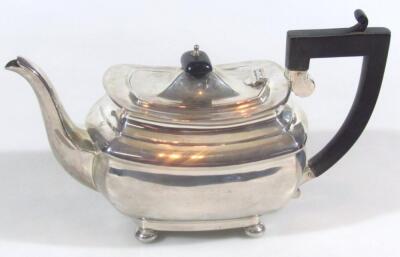 A George V harlequin three piece silver tea service - 2