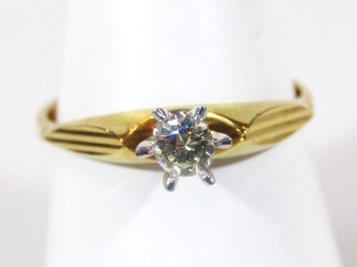 A ladies single stone diamond solitaire diamond ring