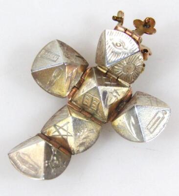 A 9ct gold masonic pendant - 2