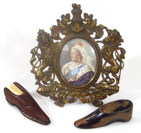 An early 19thC treen shoe shaped snuff boxed