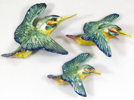 A graduated set of three Beswick kingfisher wall plaques and Beswick kingfishers