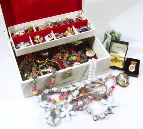 Various costume jewellery