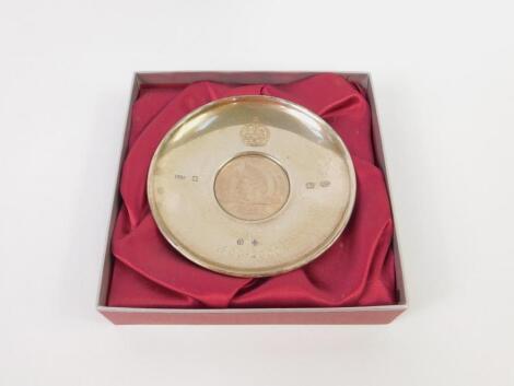 A silver dish with a five pound coin commemorating the 100th Birthday of Queen Elizabeth