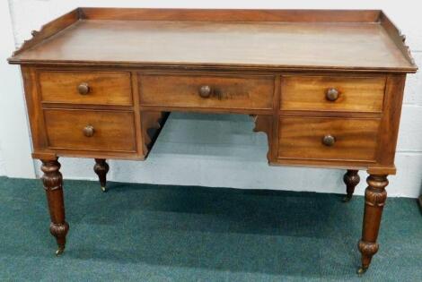 An early 19thC mahogany washstand