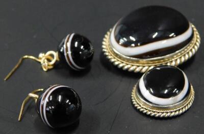 Two items of agate jewellery