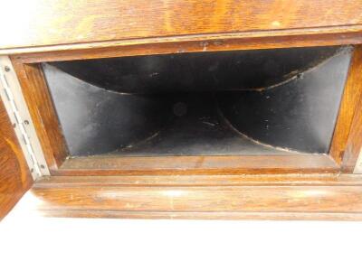 A wind-up gramophone in oak case - 2