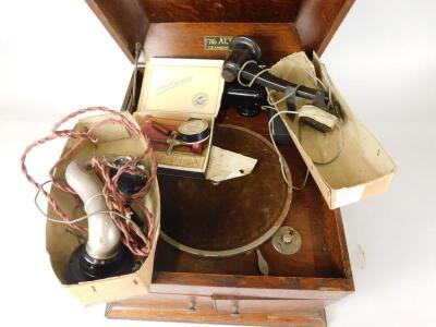 A wind-up gramophone in oak case - 3
