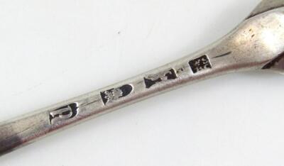 A George III silver marrow scoop - 3