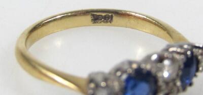 A sapphire and diamond ring - 2