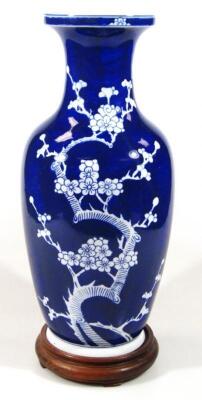 A late Qing period Chinese porcelain prunus vase - 3