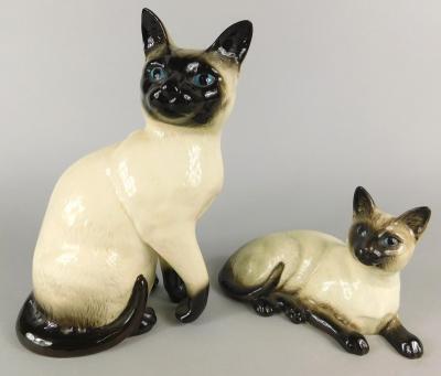 A Royal Doulton standing ceramic model of a Siamese cat