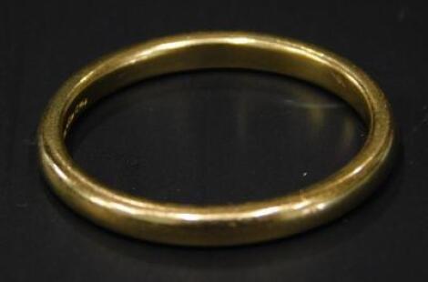 An 18ct gold wedding band