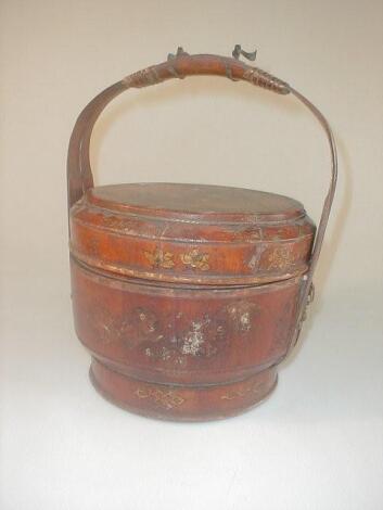 A Chinese picnic box, the circular single compartment decorated in gilt