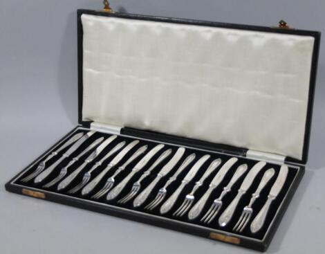 A cased set of early 20thC silver plated entreé knives and forks