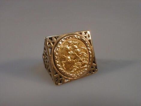 A square topped sovereign set (1899) gents ring