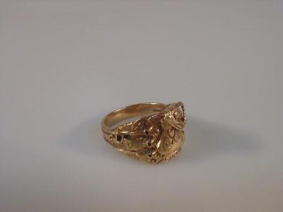 A gentleman's 9ct gold signet ring as a Western saddle and lasso