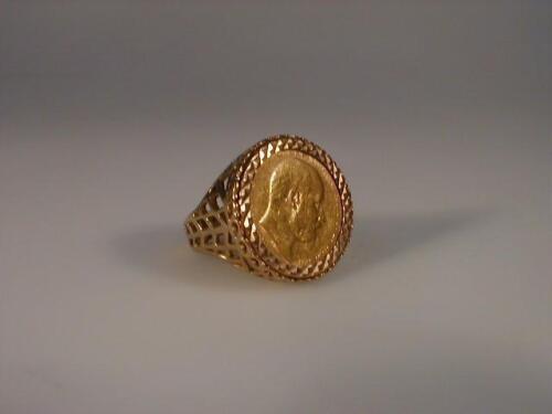 A sovereign set ring (1908)