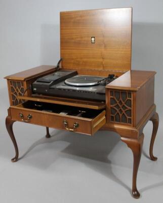 A Dynatron SRX 85 retro turntable - 2