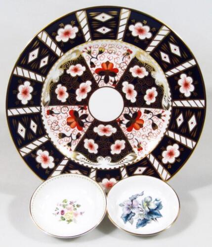 A Royal Crown Derby 2451 pattern bone china dinner plate