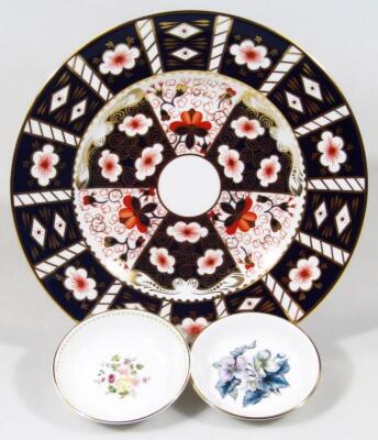 A Royal Crown Derby 2451 pattern bone china dinner plate