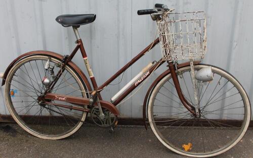 A ladies Raleigh bike