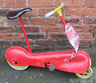 A mid 20thC child's Tri-ang two wheeled scooter - 4