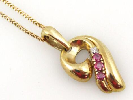 A 9ct gold pendant and chain